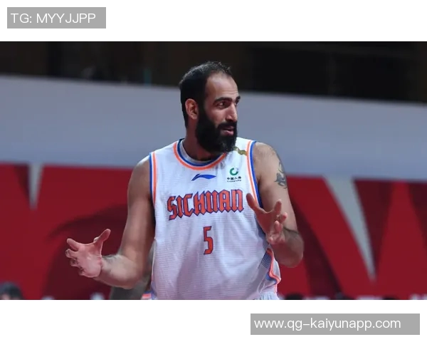 感恩节期间埃奇库姆社媒直播训练展现球员拼搏精神